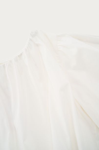 Witte one-shoulder top in ballon look