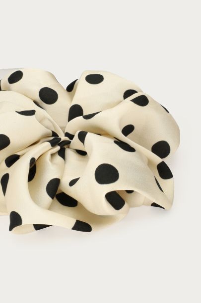Witte polkadot scrunchie