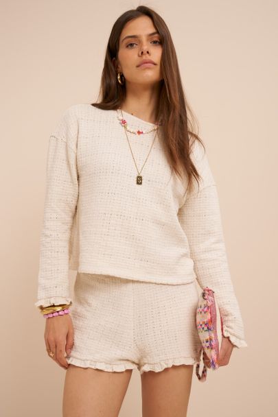 Weiße Shorts mit Ajour und Rüschen