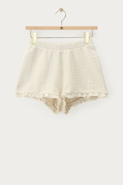 Wit short met ajour en ruffles