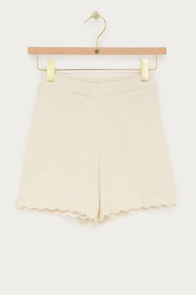 Weiße Shorts mit Wellenkanten