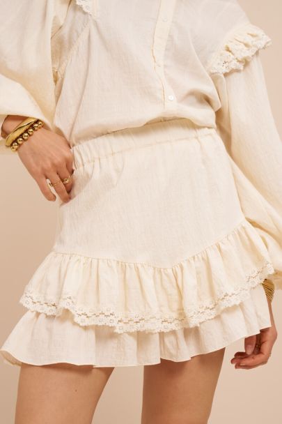 Weißer Rock mit Spitze und Rüschen