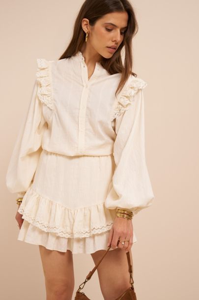 Weißer Rock mit Spitze und Rüschen