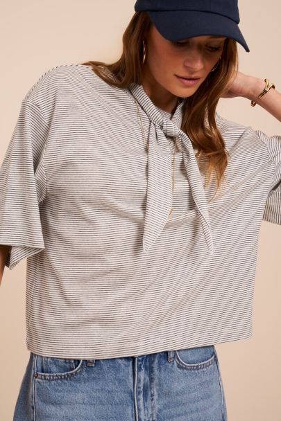 T-shirt ray&eacute; blanc avec col &agrave; nouer