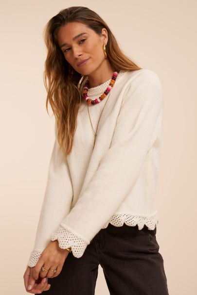 Pull blanc avec finition en crochet