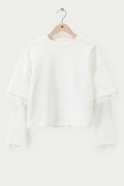 Witte sweater met dubbele mouwen en kanten details