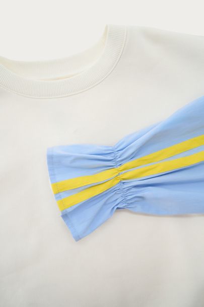 Sweat blanc à manches contrastées bleues
