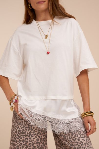 T-shirt blanc satin&eacute; avec d&eacute;tails en dentelle