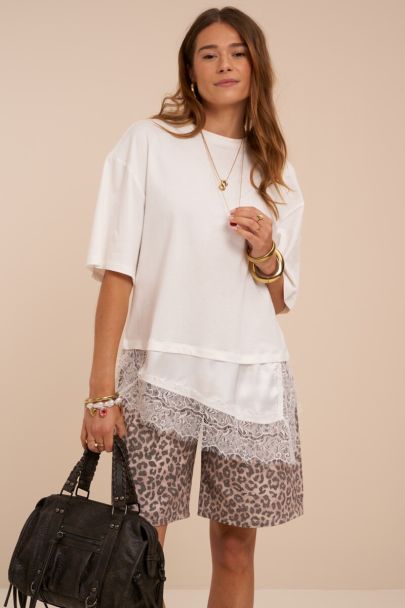 T-shirt blanc satin&eacute; avec d&eacute;tails en dentelle