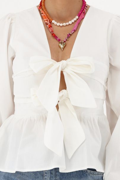 Top blanc avec nœuds et péplum