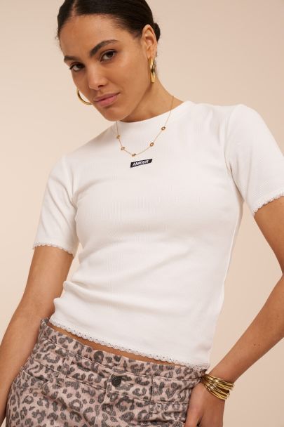 Top blanc avec d&eacute;tails en dentelle "Amour" 