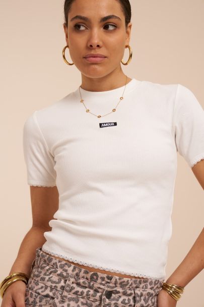 Top blanc avec d&eacute;tails en dentelle "Amour" 