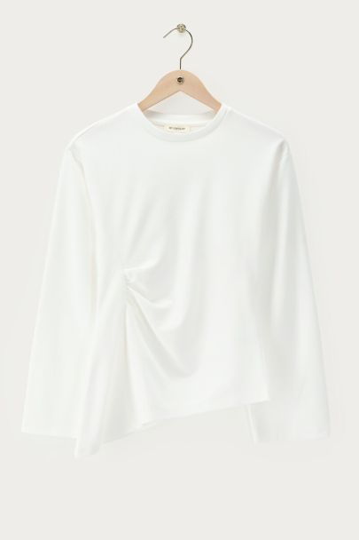 Weißes Langarmshirt mit Falten