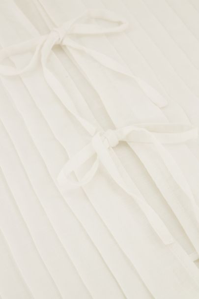Witte top met pintuck & strikjes