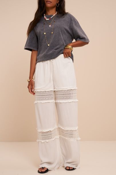 Pantalon large blanc avec d&eacute;tails en crochet