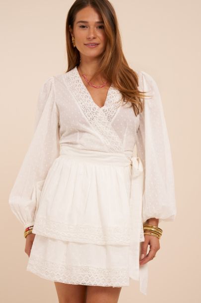 Robe portefeuille blanche avec d&eacute;tails en dentelle