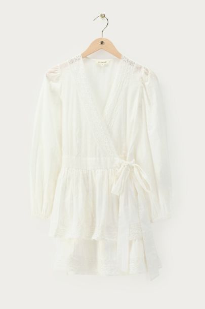Robe portefeuille blanche avec détails en dentelle