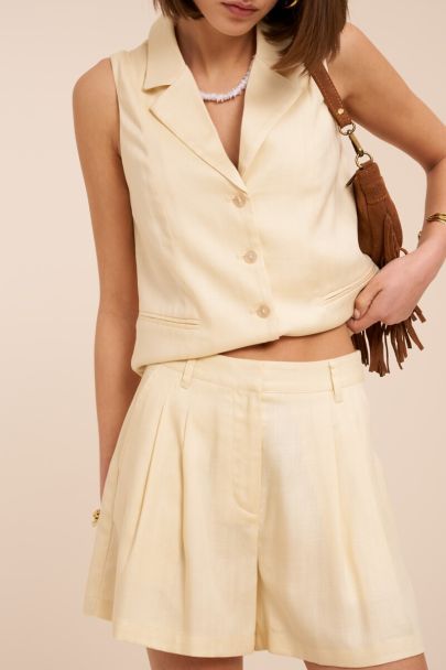 Gele bermuda met plooien