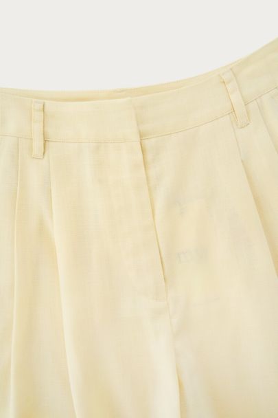 Gele bermuda met plooien