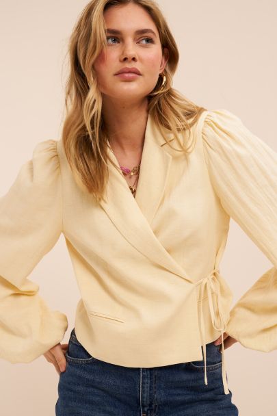 Gelber Blazer mit Schleifendetail