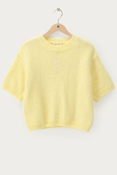 Gelber Strickpullover mit kurzen Ärmeln
