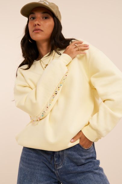 Sweat jaune avec franges de perles fantaisie multicolores