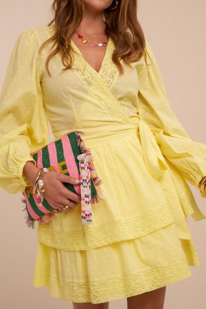 Robe portefeuille jaune avec d&eacute;tails en dentelle