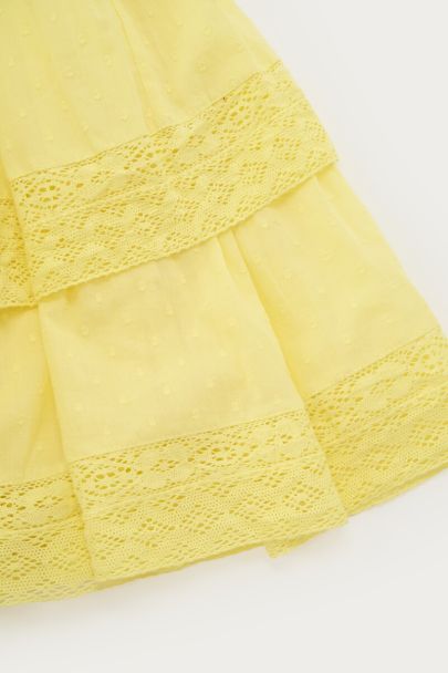 Gele wikkeljurk met ruffles