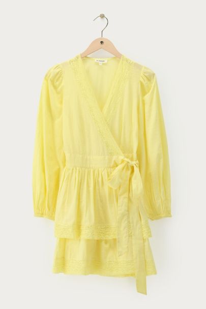 Robe portefeuille jaune avec détails en dentelle