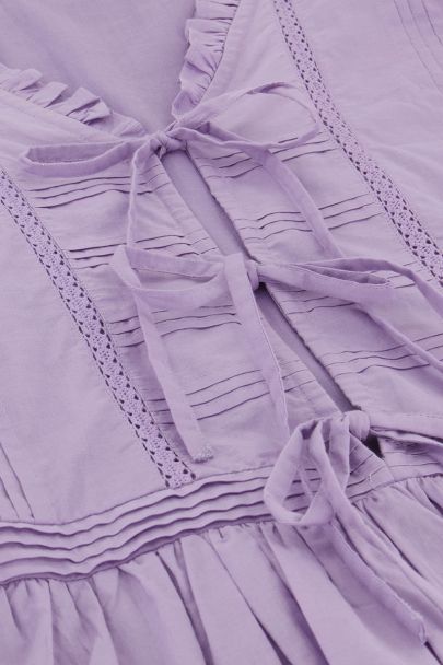 Robe violette avec plis et nœuds