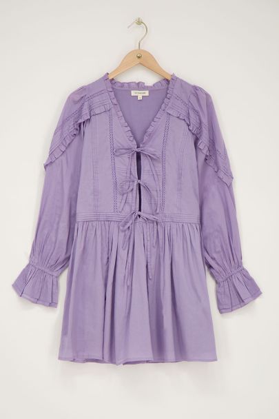 Robe violette avec plis et nœuds