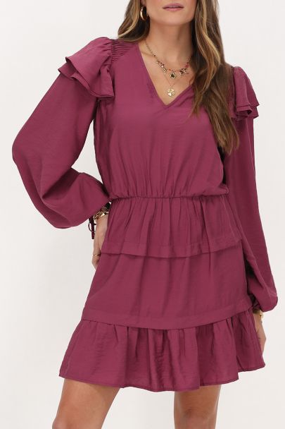 Robe violette à volants et manches larges