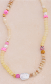 Collier Art jaune clair de perles fantaisie et perle d’eau douce