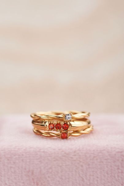 Single ice cubes ring