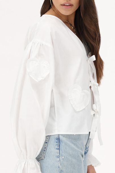 Blouse blanche avec nœuds et cœurs