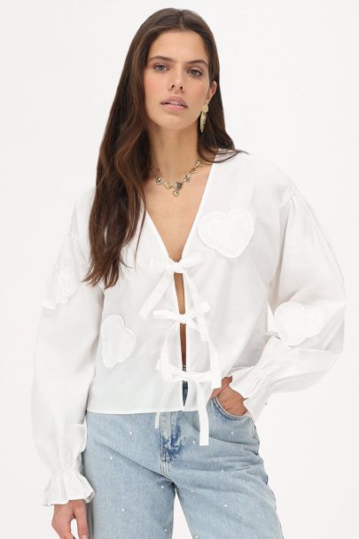 Blouse blanche avec nœuds et cœurs