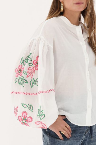Blouse blanche avec broderie florale