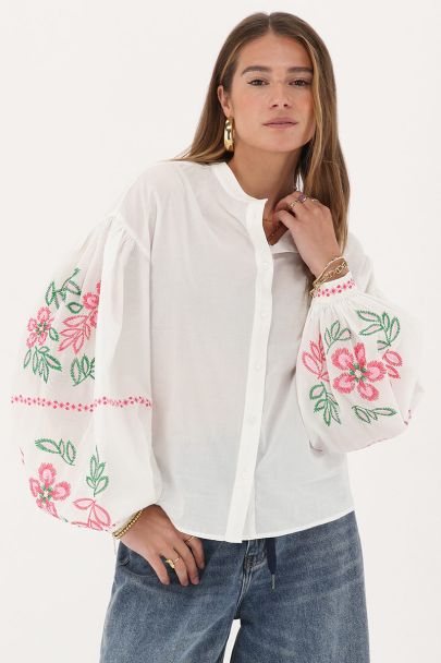 Blouse blanche avec broderie florale