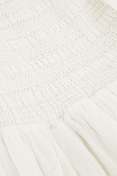 Weißes Maxikleid mit Smock und Puffärmel