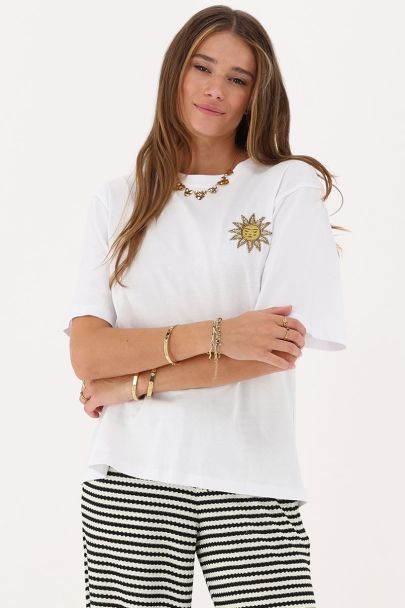 T-shirt blanc avec un soleil 