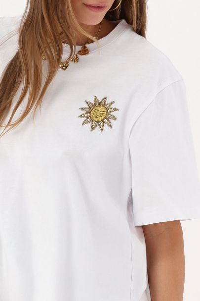 T-shirt blanc avec un soleil 