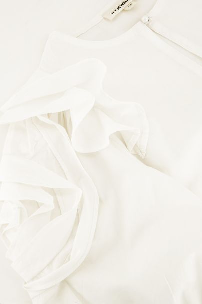 Witte top met bloemen op de mouwen