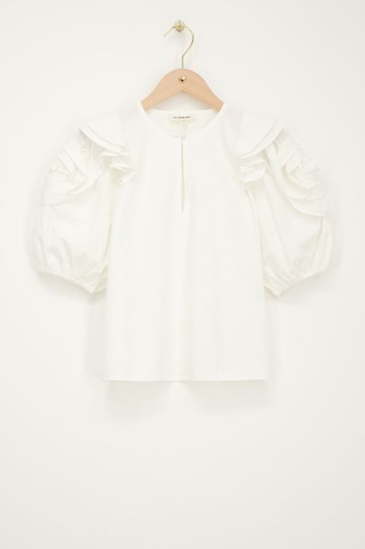 Witte top met bloemen op de mouwen