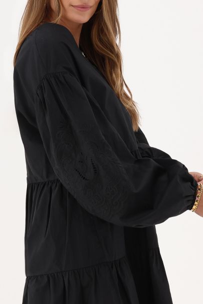 Wijde zwarte jurk met pofmouwen & embroidery details
