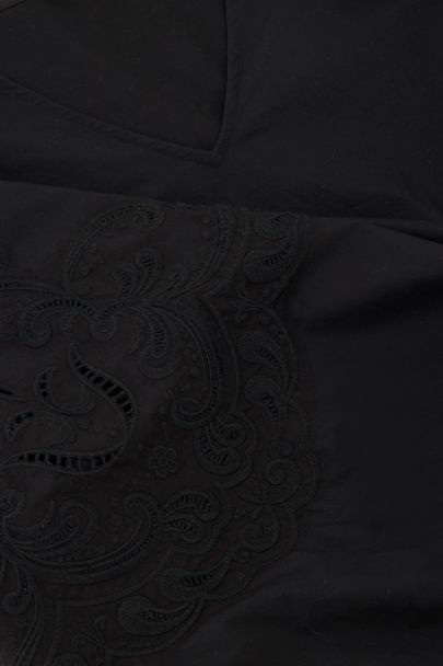 Wijde zwarte jurk met pofmouwen & embroidery details