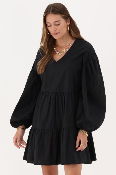 Wijde zwarte jurk met pofmouwen & embroidery details