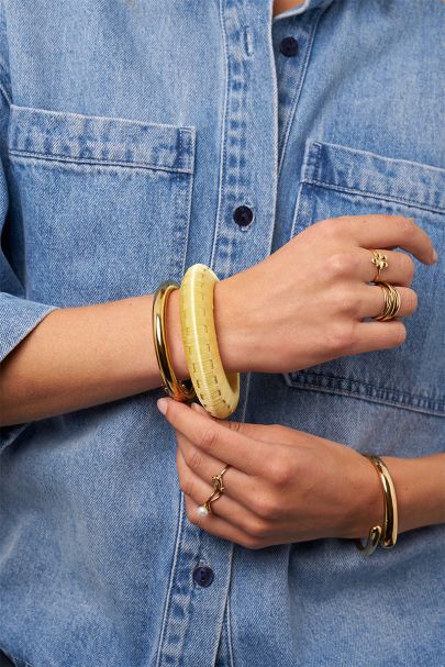 Gelber Armreif aus Garn