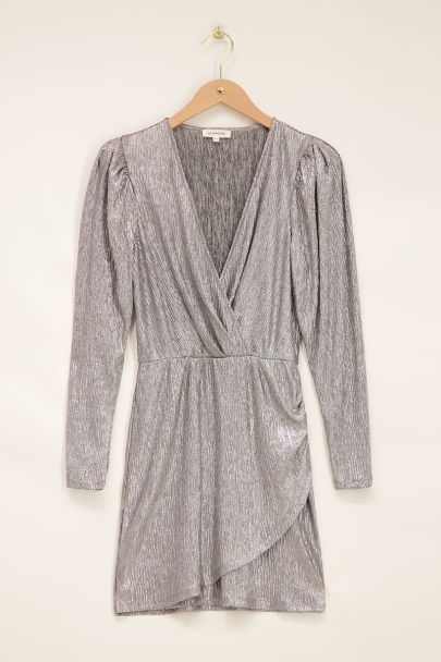 Silberfarbenes Metallic-Kleid mit ‚àö√∫berlappung und Puff‚àö¬ßrmeln