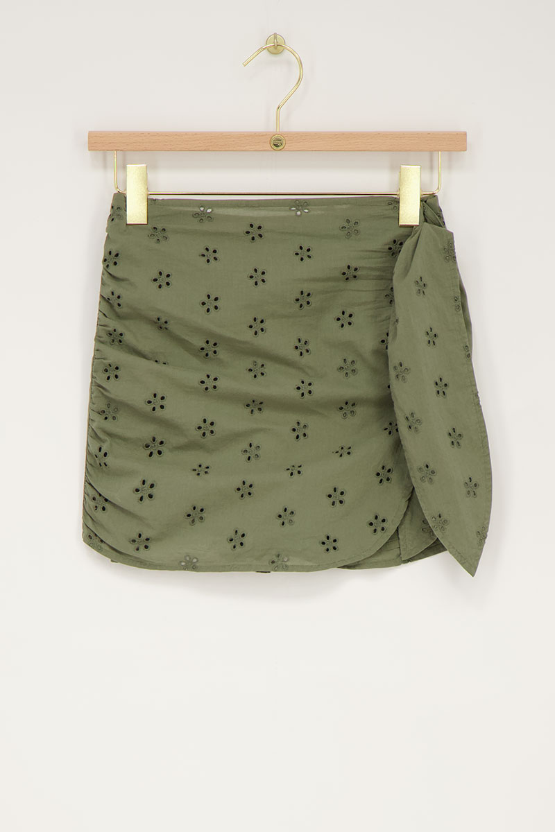 Groene skort met bloemen embroidery