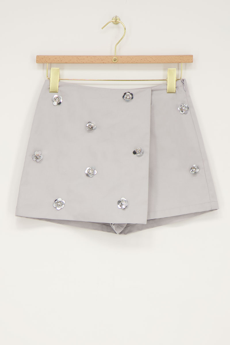 Gray skort with silver 3D flowers | My Jewellery